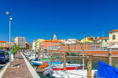 Chioggia, İtalya, 16 Eylül 2019: Limanda rıhtıma demirlemiş motorlu tekneler, Chioggia şehir tarihi merkezinde demirlemiş, yazın mavi gökyüzü arka planı, Veneto Bölgesi
