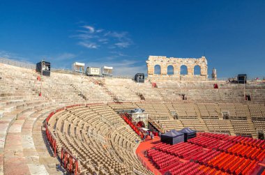 Verona, İtalya, 12 Eylül 2019: Verona Arena 'nın içi taş tezgahlarla dolu. Roma amfitiyatrosu Arena di Verona antik binası, güneşli gün, mavi gökyüzü, tarihi şehir merkezi, Veneto Bölgesi