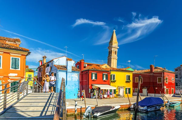 Burano Ιταλία Σεπτεμβρίου 2019 Πολύχρωμα Σπίτια Καμπαναριό Του San Martino — Φωτογραφία Αρχείου