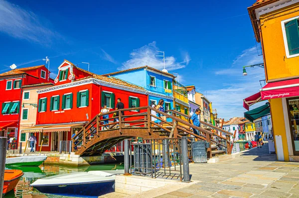 Burano Italy September 2019 People Walking Promenade Narrow Water Canal — Stock Photo, Image