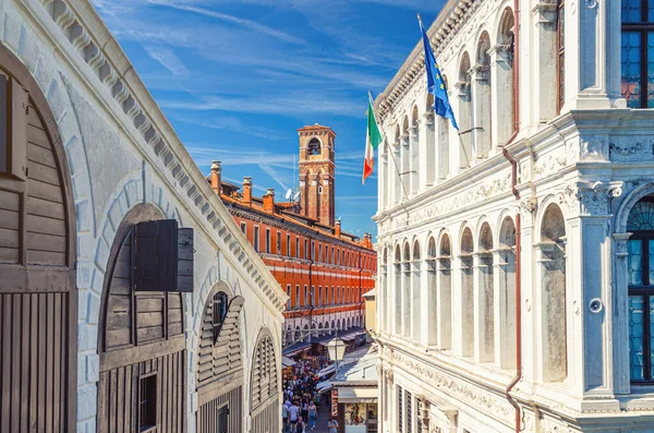ヴェネツィア イタリア 2019年9月13日 パラッツォ カメルレンギ宮殿の建物と鐘楼は リアルト橋からの眺め 青空と晴れた夏の日に歴史的な街の中心部にあります ヴェネト州 — ストック写真