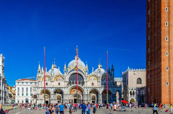 ヴェネツィア イタリア 2019年9月13日 マルコ広場をサン マルコ大聖堂や聖マルコ大聖堂で歩く人々ローマカトリック教会と青空の背景 — ストック写真
