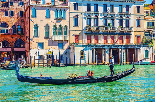 2019 베네치아 2019 곤돌라 보트를 그란데 수로를 항해하는 관광객과 관광객 — 스톡 사진