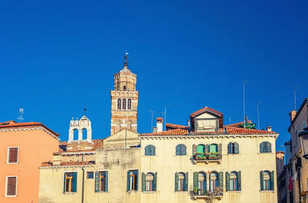 베네치아 양식의 전형적 이탈리아 건물들과 스테파노 타워가 스테파노 이탈리아어 Campo — 스톡 사진