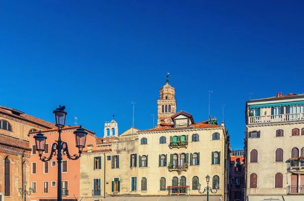カンポ サント ステファノ広場 ヴェネツィア建築の典型的なイタリアの建物とヴェネツィアの歴史的都市中心部のサント ステファノ ベルタワーサン マルコ広場 ヴェネト地方 北イタリア — ストック写真