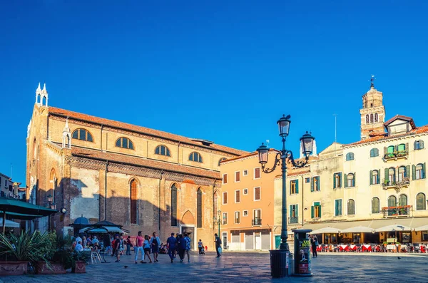 ヴェネツィア イタリア 2019年9月13日 カンポ サント ステファノ広場 歩行観光客を持つ人々 歴史的な都市の中心部にベルタワーとキエーサ サント ステファノ教会サン — ストック写真