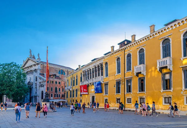 Benátky Itálie Září 2019 Náměstí Campo Santo Stefano Katolickým Kostelem — Stock fotografie