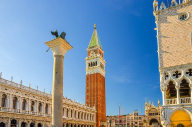 Venedik şehir merkezi Campanile çan kulesi, Biblioteca Marciana Kütüphanesi veya Saint Mark Kütüphanesi ve Venedik Aslanı Piazzetta San Marco St Mark Meydanı, Veneto Bölgesi, Kuzey İtalya