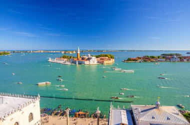San Giorgio Maggiore adasının Venedik Gölünde Campanile San Giorgio ile hava panoramik manzarası, Giudecca Kanalı 'nda yelkenli tekneler, Lido Adası, mavi gökyüzü arka planı, Venedik şehri, Veneto Bölgesi, İtalya