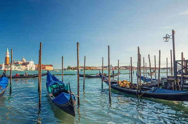 Gondolas Förtöjda Dockade Vatten Venedig Stad Gondoliers Seglar San Marcos — Stockfoto