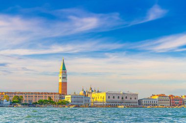 Venedik şehir manzarası ile San Marco havzası Venedik göl suyu