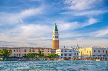 Venedik havzası Venedik lagün suyu, Procuratie Vecchie, Campanile çan kulesi, Biblioteca Marciana Kütüphanesi ve Doge 's Palace Palazzo Ducale binası, Veneto Bölgesi, İtalya