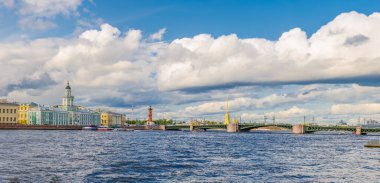 Saint Petersburg şehrinin Panorama 'sı Neva nehri üzerindeki Bascule Palace Köprüsü, Kunstkamera binası, Rusya' nın Vasilyevsky Adası 'ndaki Strelka Arrow' daki Rostral Sütunları. Leningrad 'ın panoramik görünümü