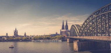 Köln şehir tarihi merkezi Panorama 'da Aziz Peter Köln Katedrali, Büyük Aziz Martin Katolik Kilisesi binaları ve Ren Nehri' nin karşısındaki Hohenzollern Köprüsü bulunuyor. Köln panoramik görünümü