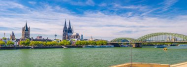 Köln şehir tarihi merkezi Panorama 'da Aziz Peter Köln Katedrali, Büyük Aziz Martin Katolik Kilisesi binaları ve Ren Nehri' nin karşısındaki Hohenzollern Köprüsü bulunuyor. Köln panoramik görünümü
