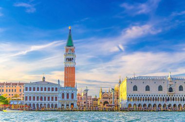 Venedik şehir manzarası Venedik havzası Venedik göl suyu, Riva degli Schiavoni rıhtım güvertesi, Doge Sarayı Palazzo Ducale ve Campanile çan kulesi binası, Veneto Bölgesi, İtalya
