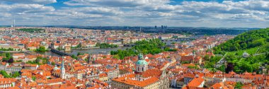 Prag 'ın Panorama' sı. Prag Eski Şehir tarihi merkezi, Charles Bridge Karluv Most Vltava nehri ve Mala Strana Kasabası 'nın havadan panoramik manzarası, kırmızı kiremitli çatı binaları, Çek Cumhuriyeti