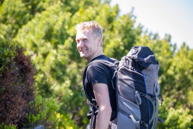 Uzun yürüyüşe çıkan kimse bir iz üzerinde