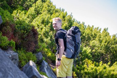 Uzun yürüyüşe çıkan kimse bir iz üzerinde