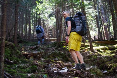 Yürüyüşçüler bir ahşap bir iz üzerinde