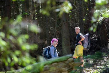 Yürüyüşçüler bir ahşap bir iz üzerinde