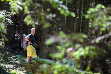 Yürüyüşçüler bir ahşap bir iz üzerinde