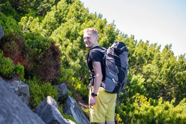 Uzun yürüyüşe çıkan kimse bir iz üzerinde