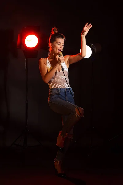 Een Vrouw Zingt Een Lied Studio — Stockfoto