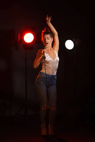 Una Donna Canta Una Canzone Studio — Foto Stock