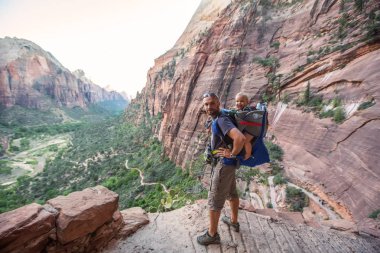Onun erkek bebek bir adamla Zion national park, Utah, ABD doğa yürüyüşü