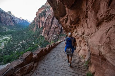 Onun erkek bebek bir adamla Zion national park, Utah, ABD doğa yürüyüşü