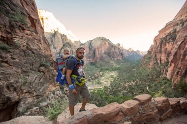 Onun erkek bebek bir adamla Zion national park, Utah, ABD doğa yürüyüşü