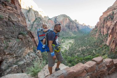 Onun erkek bebek bir adamla Zion national park, Utah, ABD doğa yürüyüşü