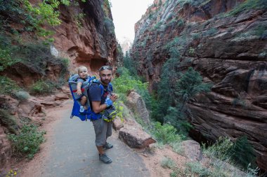 Onun erkek bebek bir adamla Zion national park, Utah, ABD doğa yürüyüşü