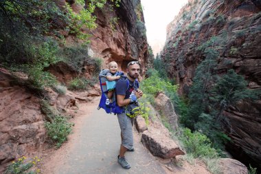 Onun erkek bebek bir adamla Zion national park, Utah, ABD doğa yürüyüşü