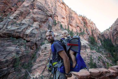 Onun erkek bebek bir adamla Zion national park, Utah, ABD doğa yürüyüşü