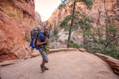 Onun erkek bebek bir adamla Zion national park, Utah, ABD doğa yürüyüşü