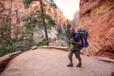 Onun erkek bebek bir adamla Zion national park, Utah, ABD doğa yürüyüşü