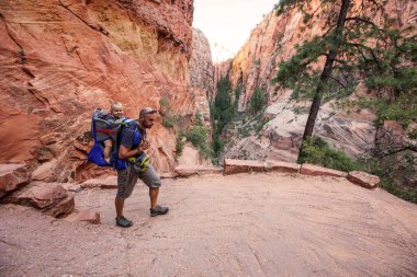 Onun erkek bebek bir adamla Zion national park, Utah, ABD doğa yürüyüşü