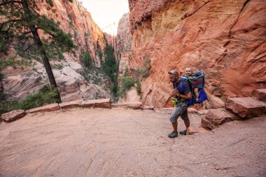 Onun erkek bebek bir adamla Zion national park, Utah, ABD doğa yürüyüşü