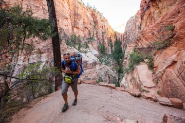 Onun erkek bebek bir adamla Zion national park, Utah, ABD doğa yürüyüşü