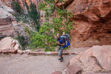 Onun erkek bebek bir adamla Zion national park, Utah, ABD doğa yürüyüşü