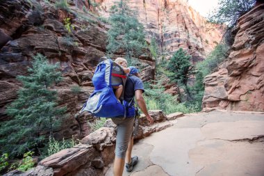 Onun erkek bebek bir adamla Zion national park, Utah, ABD doğa yürüyüşü