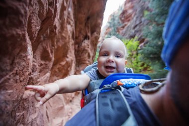 Onun erkek bebek bir adamla Zion national park, Utah, ABD doğa yürüyüşü