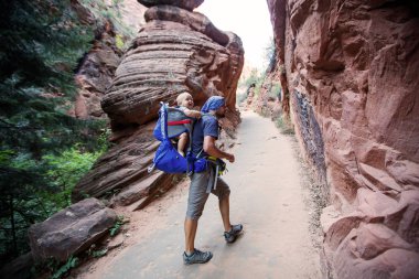 Onun erkek bebek bir adamla Zion national park, Utah, ABD doğa yürüyüşü