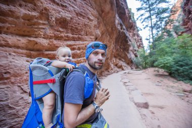 Onun erkek bebek bir adamla Zion national park, Utah, ABD doğa yürüyüşü