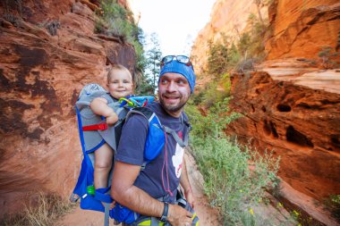 Onun erkek bebek bir adamla Zion national park, Utah, ABD doğa yürüyüşü