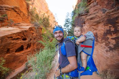 Onun erkek bebek bir adamla Zion national park, Utah, ABD doğa yürüyüşü