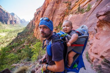 Onun erkek bebek bir adamla Zion national park, Utah, ABD doğa yürüyüşü