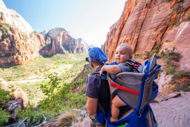 Onun erkek bebek bir adamla Zion national park, Utah, ABD doğa yürüyüşü